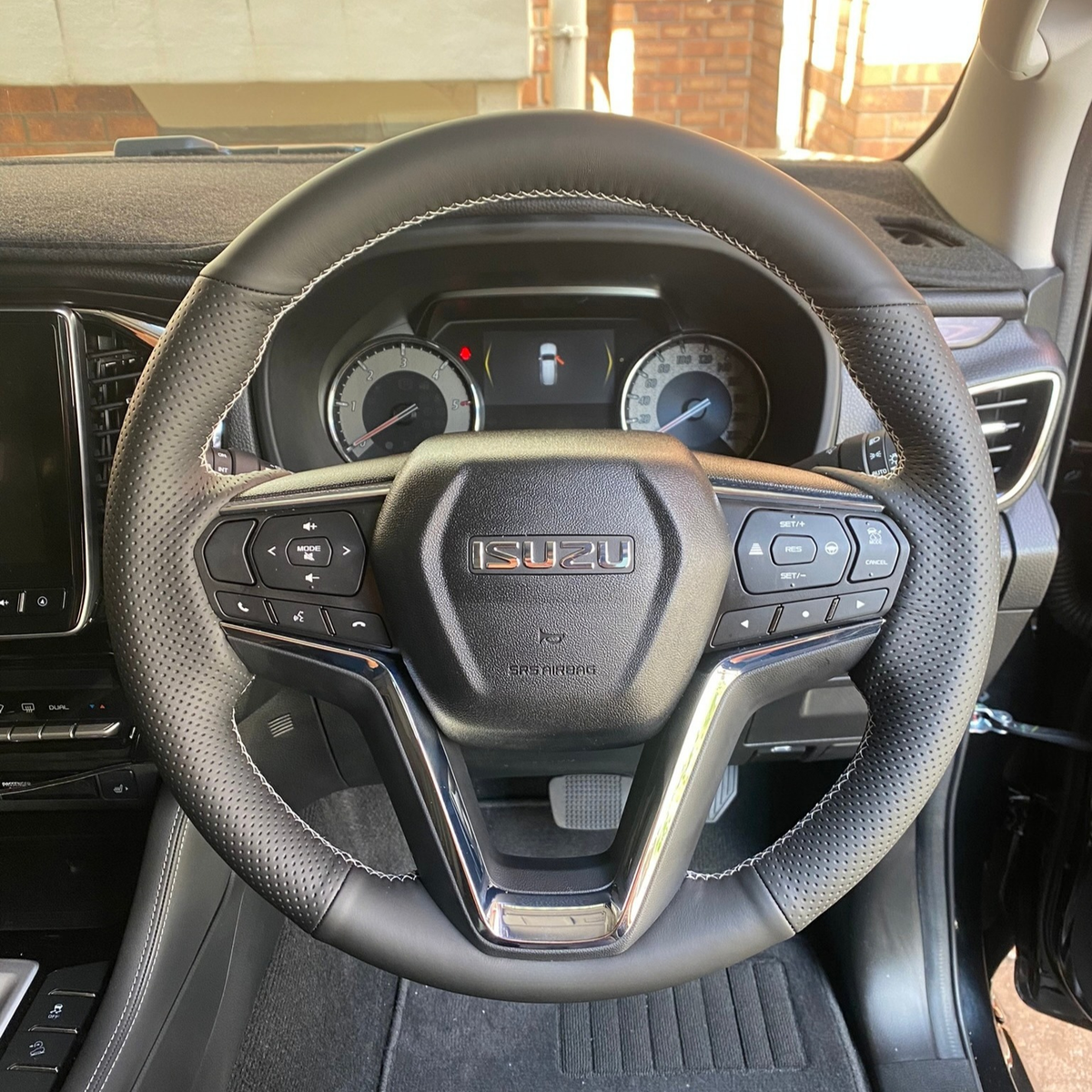Isuzu D-Max / MU-X / Mazda BT-50 (2020+) Steering Wheel Wrap – Black Leather, Perforated Sides, White stitch
